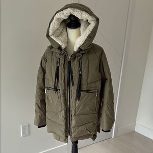 Green Hooded Puffer Jacket for Cold Weather